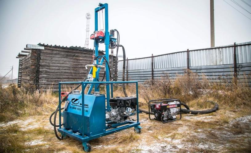 концептуально новая малогабаритная разборная буровая установка с двигателем мощностью 9 л.с. (15 л.с.) с электрической (ручной лебедкой) лебедкой на подъем и на давление на забой.