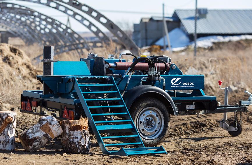 дровокол на автомобильном прицепе категории "В" с гидравлической подачей бревен