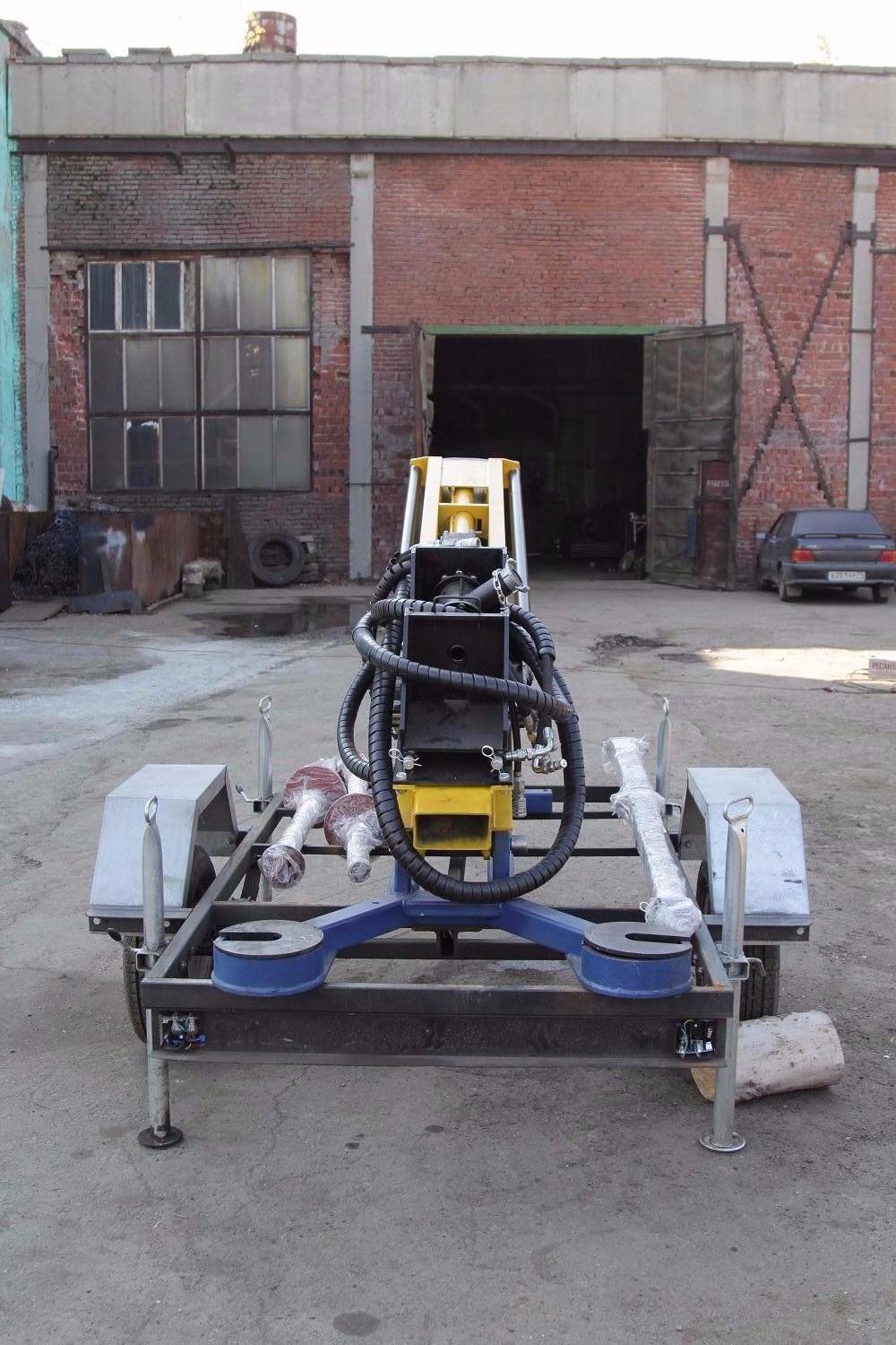 Новая гидравлическая малогабаритная буровая установка S-15, выпущенная в компании ПК ФОБОС, оснащена электрической маслостанцией (ранее имевшей бензиновый двигатель 15-22 л.с.). Благодаря этому у малогабаритной буровой установки S-15 появились преимущества по сравнению с бензиновым «братом».